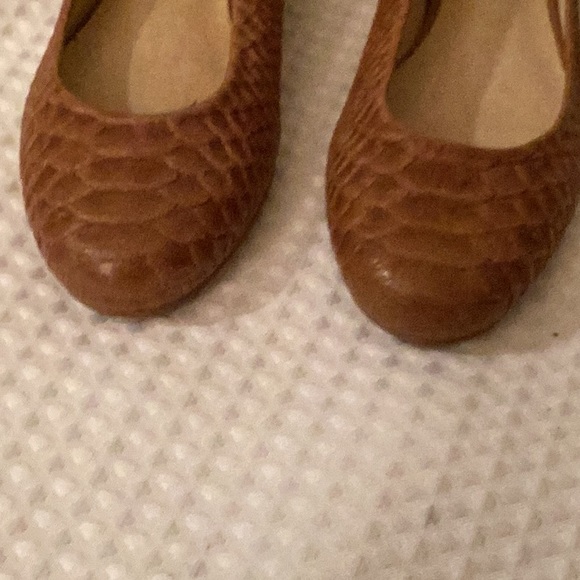Stuart Weitzman Camel color lizard embossed round toe  flat shoes # 7 N. - Picture 3 of 8